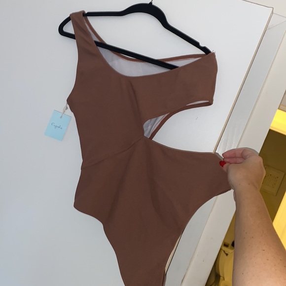 Cupshe cut out one piece - Picture 3 of 4